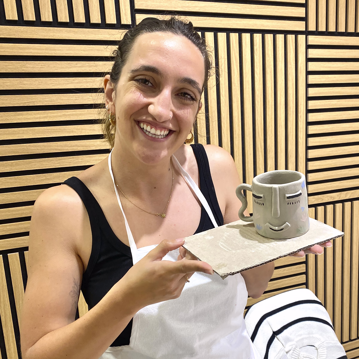Modelado manual durante un taller de cerámica