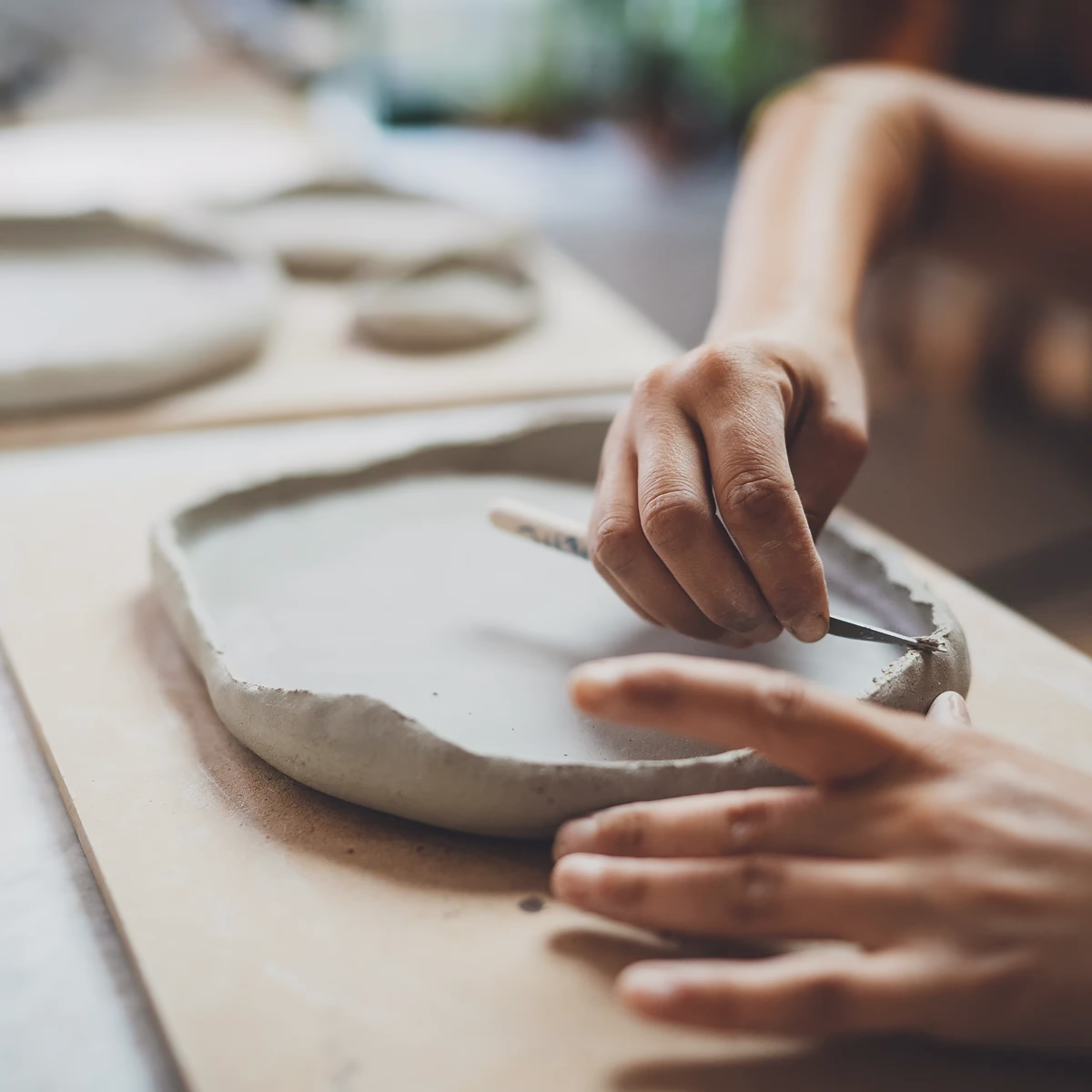 Proceso creativo en un taller de iniciación a la cerámica de SilviaMo Ceramics