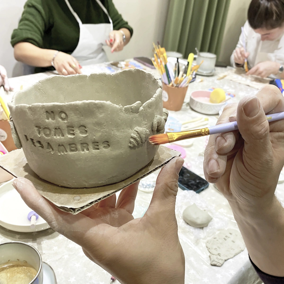 proceso creativo en taller de cerámica para grupos en Alicante